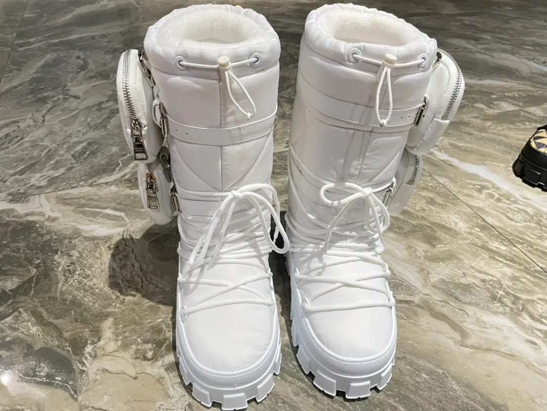 👟👟Ex-factory price 880👟👟 The highest version on the market, Prada's king style, snow boots, ski boots, chubby, so cute and cute →_→ From the Prada limited series, unique. Shiny nylon Oblique upper with criss-cross straps for an ideal fit. The boots are made of technical fabric and have a short-cut version. They can be worn in the city or in the mountains. They make the calves slimmer, taller, warmer and have a concave shape. The boots and soles use the original waterproof effect. The size is 35-40. 41Customized